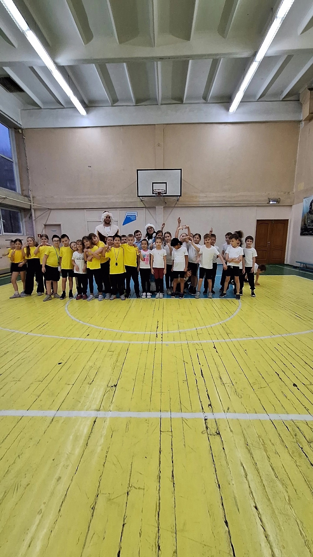 Весёлые старты на Кубок Деда Мороза среди второклассников.