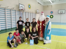 Подвижная игра на кубок Деда мороза  "снайпер ".